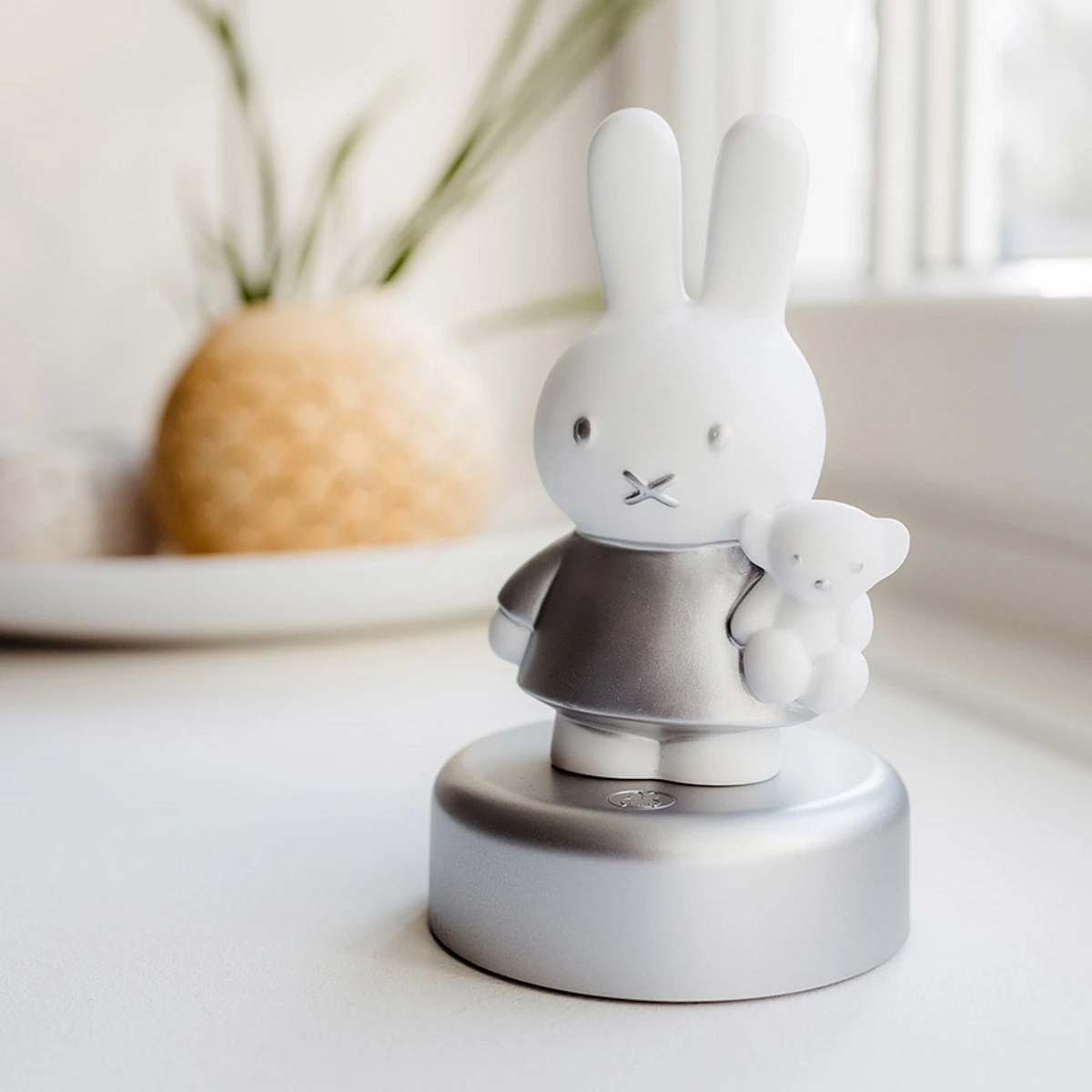 Bambolino Toys Nijntje 3D Zilver Nachtlampje 33197 Bambolino Toys Nijntje 3D Zilver Nachtlampje 33197 -babybenodigdheden 33197 9 mf rd bt night light silver ambiance 01 2