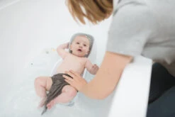 Angelcare Fit Grijs Badzitje AC-ST02-GR -babybenodigdheden Angelcare Fit Grijs Badzitje AC ST02 GR Sfeerbeeld