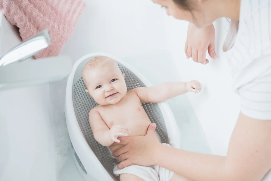 Angelcare Soft-Touch Grijs Badzitje AC-ST01-GR Angelcare Soft-Touch Grijs Badzitje AC-ST01-GR -babybenodigdheden Angelcare Soft Touch Badzitje sfeerfoto 1