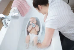 Angelcare Soft-Touch Grijs Badzitje AC-ST01-GR 6 Angelcare Soft-Touch Grijs Badzitje AC-ST01-GR -babybenodigdheden Angelcare Soft Touch Badzitje sfeerfoto 2