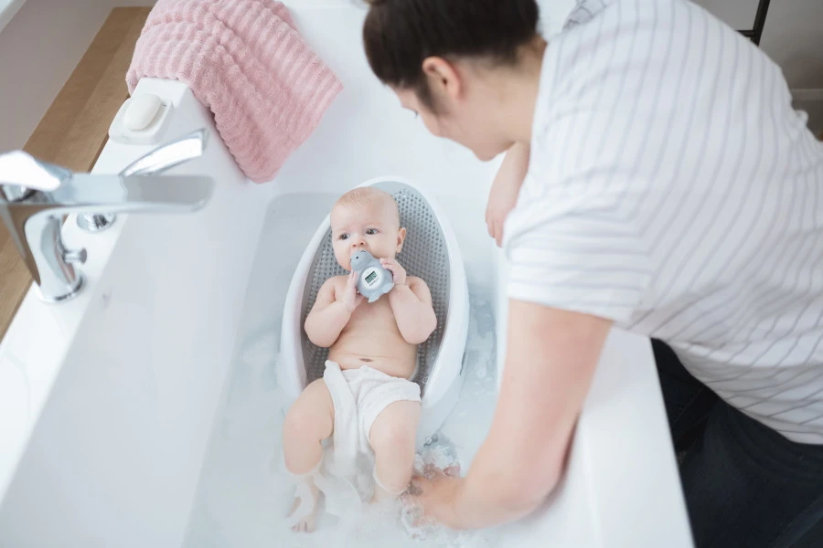 Angelcare Soft-Touch Grijs Badzitje AC-ST01-GR Angelcare Soft-Touch Grijs Badzitje AC-ST01-GR -babybenodigdheden Angelcare Soft Touch Badzitje sfeerfoto 2