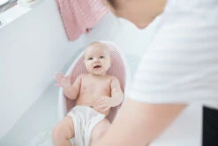 Angelcare Soft-Touch Roze Badzitje AC-ST01-PK 6 Angelcare Soft-Touch Roze Badzitje AC-ST01-PK -babybenodigdheden Angelcare Soft Touch Badzitje sfeerfoto