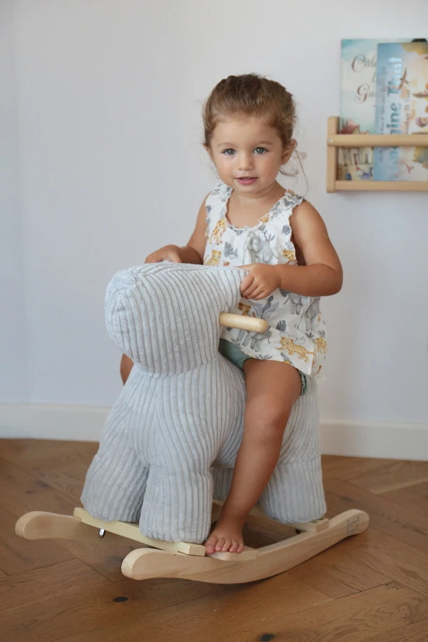 Label Label Hond Grijs Hobbeldier LLRT-23169 Label Label Hond Grijs Hobbeldier LLRT-23169 -babybenodigdheden Label Label Hond Hobberldier sfeer 3