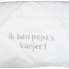 Petit Villain Ik Ben Papa's Kanjer Wit Badcape 2 Petit Villain Ik Ben Papa's Kanjer Wit Badcape -babybenodigdheden Petit Villain Ik ben Papas kanjer Wit Badcape 4