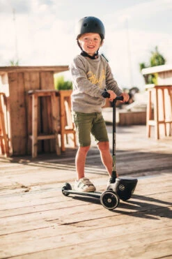 Scoot And Ride Green Lines Highwaykick 2 Step SR-96525 -babybenodigdheden Scoot and Ride Green Lines Highwaykick 2 Step SR 96525 .sfeer 1