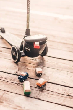 Scoot And Ride Green Lines Highwaykick 2 Step SR-96525 -babybenodigdheden Scoot and Ride Green Lines Highwaykick 2 Step SR 96525 .sfeer 4