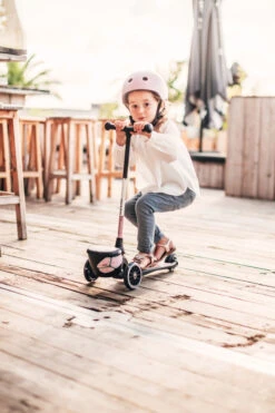 Scoot And Ride Led Rose Highwaykick 2 Step SR-96528 -babybenodigdheden Scoot and Ride Led Rose Highwaykick 2 Step SR 96528 .sfeer 1
