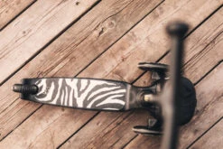 Scoot And Ride Zebra Highwaykick 2 Step SR-96523 -babybenodigdheden Scoot and Ride Zebra Highwaykick 2 Step SR 96523 .sfeer 2