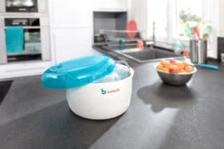 Badabulle Blauw Magnetron Stoom Sterilisator B003204 4 Badabulle Blauw Magnetron Stoom Sterilisator B003204 -babybenodigdheden b003204 sterilisateur micro ondes bleu gris lifestyle 07