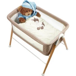 Babygo Goodnight Beige Wieg 4362 -babybenodigdheden babygo goodnight beige wieg aan bed 4362 3