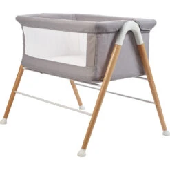 Babygo Goodnight Grey Wieg 4361 -babybenodigdheden babygo goodnight grey wieg aan bed 4