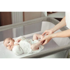 Babygo Goodnight Grey Wieg 4361 -babybenodigdheden babygo goodnight wieg aan bed sfeer 2
