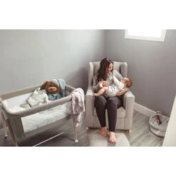 Babygo Goodnight Beige Wieg 4362 -babybenodigdheden babygo goodnight wieg aan bed sfeer 3 1