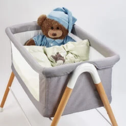 Babygo Goodnight Grey Wieg 4361 -babybenodigdheden babygo goodnight wieg aan bed sfeer 4