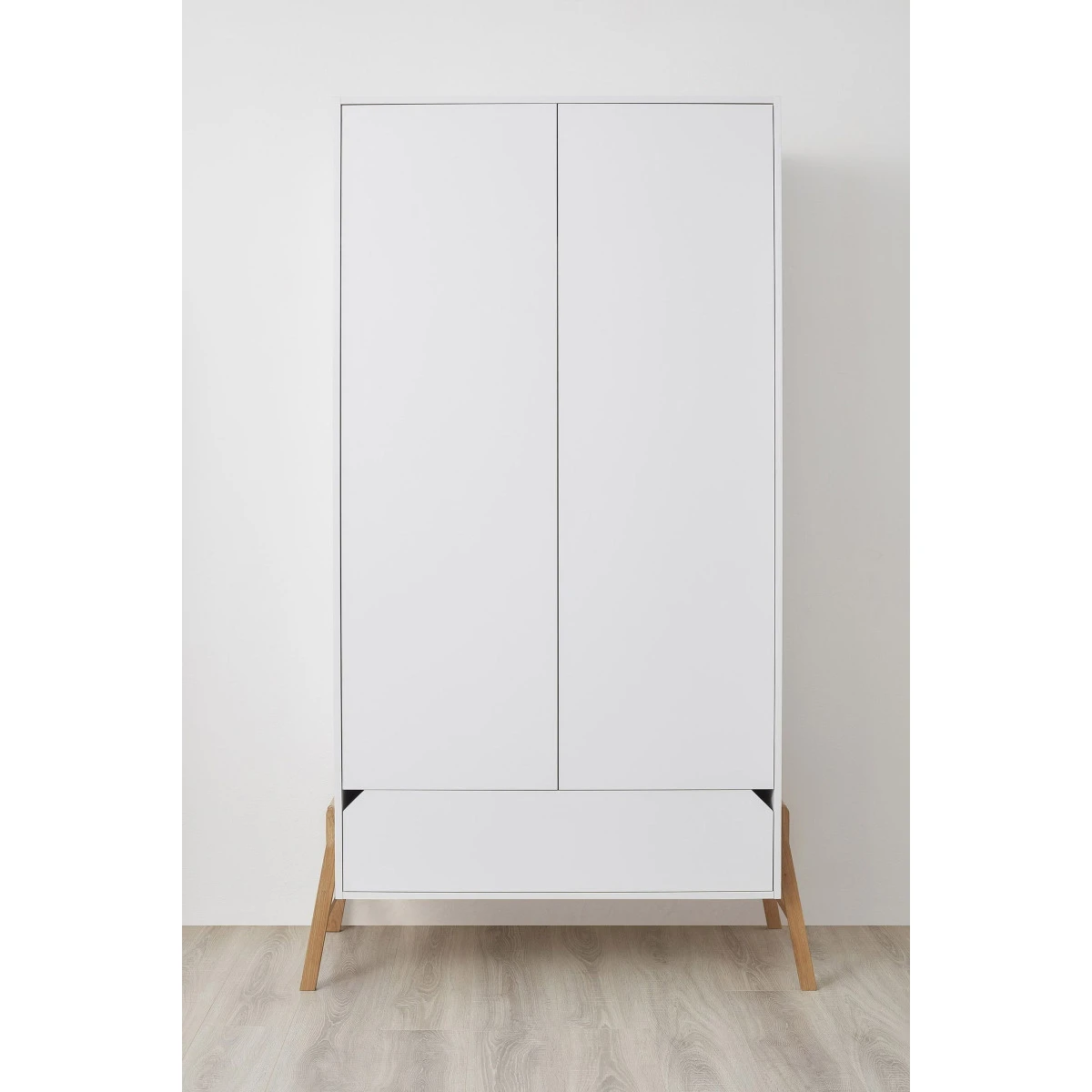 Bellamy Lotta Snow Babykamer: Ledikant/Juniorbed, Commode met 6 lades en 2-Deurskast Bellamy Lotta Snow Babykamer: Ledikant/Juniorbed, Commode Met 6 Lades En 2-Deurskast -babybenodigdheden bellamy lotta snow 2 deurskast lobisz2d 4 2