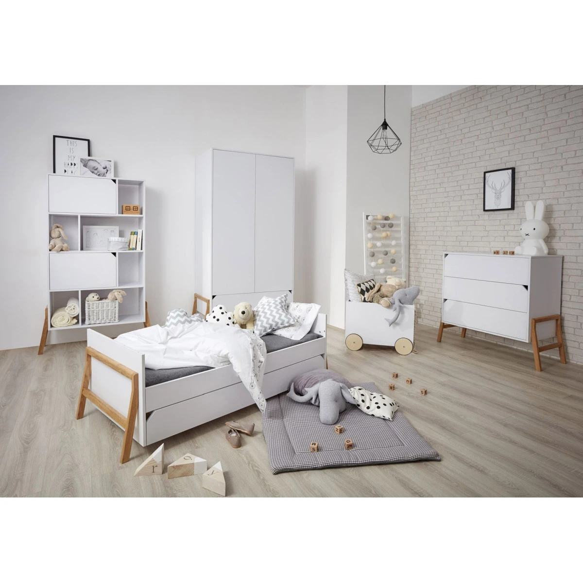Bellamy Lotta Snow Babykamer: Ledikant/Juniorbed, Commode en 2-Deurskast Bellamy Lotta Snow Babykamer: Ledikant/Juniorbed, Commode En 2-Deurskast -babybenodigdheden bellamy lotta snow babykamer 3 2