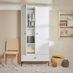 Bellamy Lumi White Babykamer: Ledikant/Juniorbed, Commode En 2-Deurskast 21 Bellamy Lumi White Babykamer: Ledikant/Juniorbed, Commode En 2-Deurskast -babybenodigdheden bellamy lumi white 2 deurskast lubisz2d 6 1