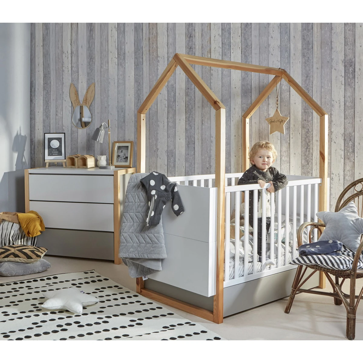 Bellamy Pinette Babykamer: Ledikant/Juniorbed, Commode en 2-Deurskast Bellamy Pinette Babykamer: Ledikant/Juniorbed, Commode En 2-Deurskast -babybenodigdheden bellamy pinette babykamer 04 2