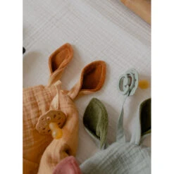 Bibs Kangaroo Sage Knuffeldoekje 9405250 -babybenodigdheden bibs kangaroo desert sand knuffeldoekje 9405293 2 1