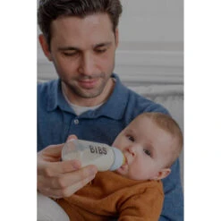 Bibs Sage 225 Ml Glazen Fles 5014250 -babybenodigdheden bibs ss22 babyglassbottle lifestyle model 17