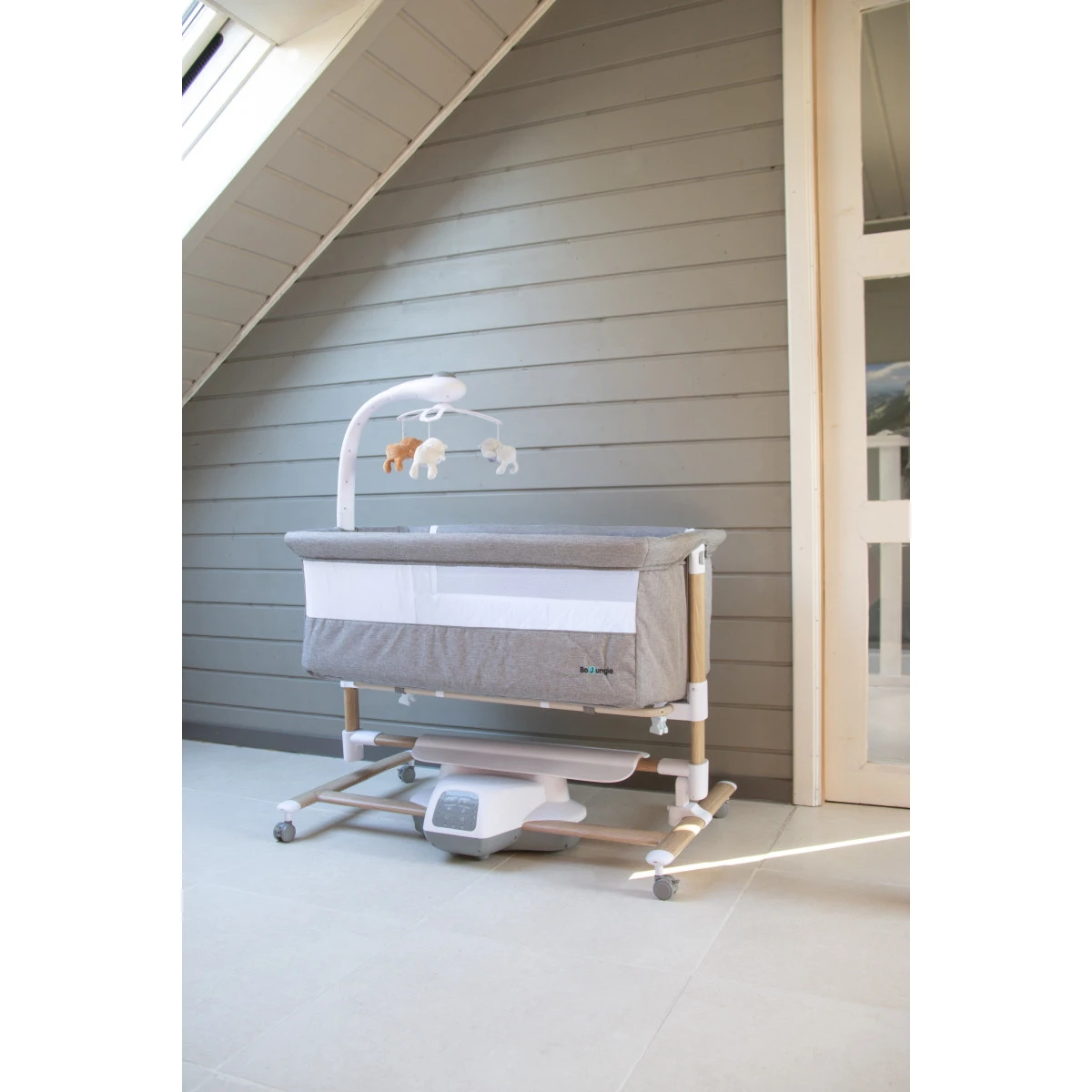 Bo Jungle B-Pure White Automatische Wieg B725000 Bo Jungle B-Pure White Automatische Wieg B725000 -babybenodigdheden bo jungle b pure white automatische wieg b725000 lifestyle 1