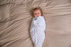 Bo Jungle B-Wrap Grey Feathers Small Wikkeldeken B172300 -babybenodigdheden bo jungle b wrap grey feathers small wikkeldeken b172300 3