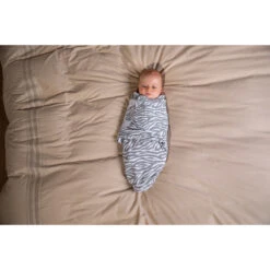 Bo Jungle B-Wrap White Tiger Small Wikkeldeken B172100 8 Bo Jungle B-Wrap White Tiger Small Wikkeldeken B172100 -babybenodigdheden bo jungle b wrap white tiger small wikkeldeken b172100 3