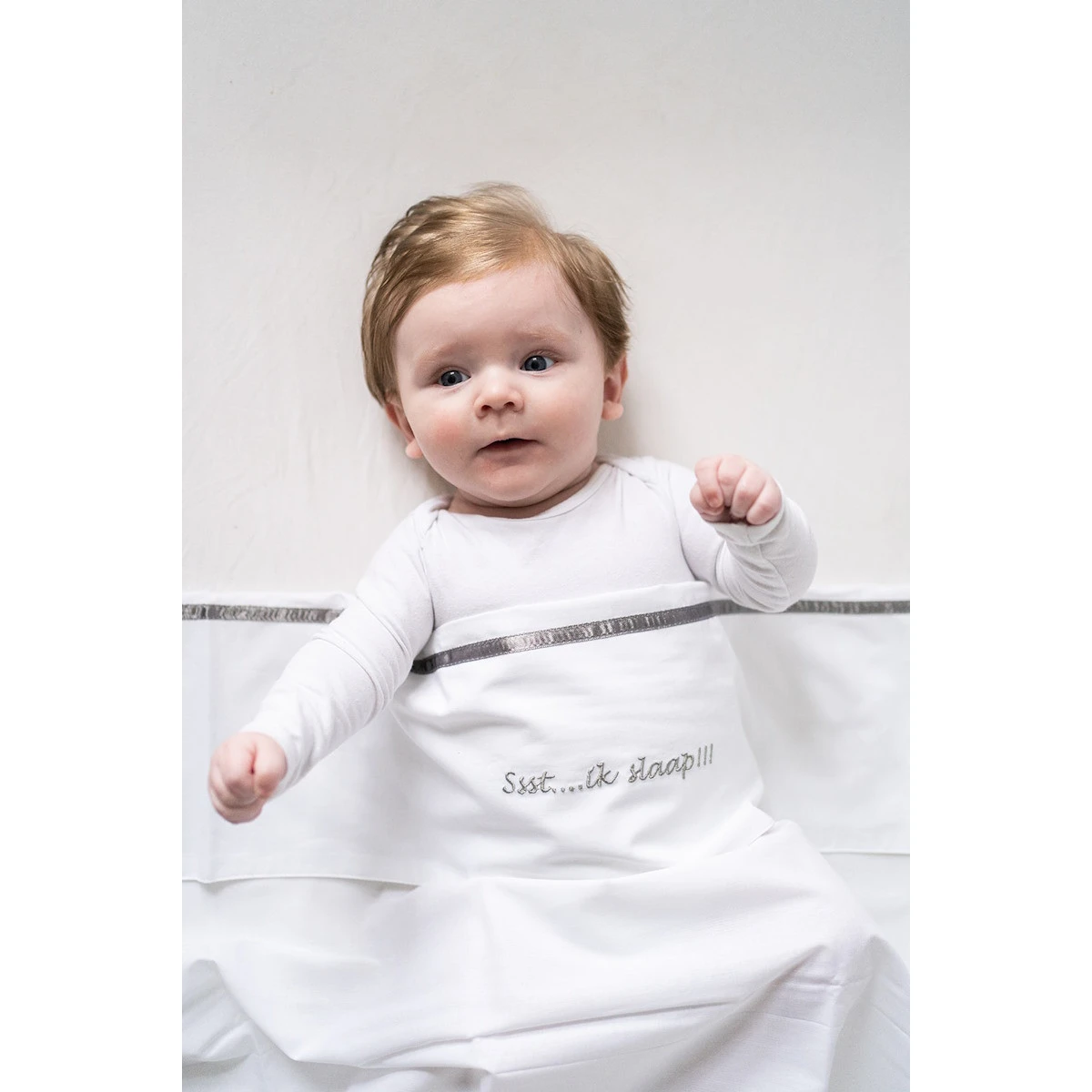 Briljant 'Ssst....Ik Slaap!!!' Zand 100 x 150 cm Ledikantlaken Briljant 'Ssst....Ik Slaap!!!' Zand 100 X 150 Cm Ledikantlaken -babybenodigdheden briljant ssst sfeer 2 1