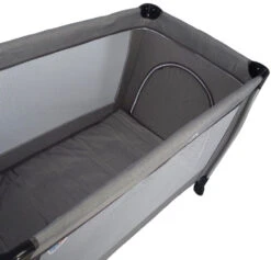 Ding Estilo Melee Grey Ledikant En Reisbedje -babybenodigdheden campingbed mamaloes grey linen