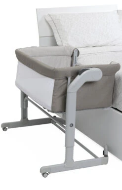 Chicco Next2Me Magic Evo Desert Taupe Wieg Aan Bed 5087041250000 -babybenodigdheden chicco next2me magic evo desert taupe wieg aan bed 5087041250000 5