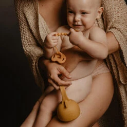 Suavinex Essence Mustard Silicone Speenhouder SXSEZ00081412 -babybenodigdheden colour essence soother case mango 4 3