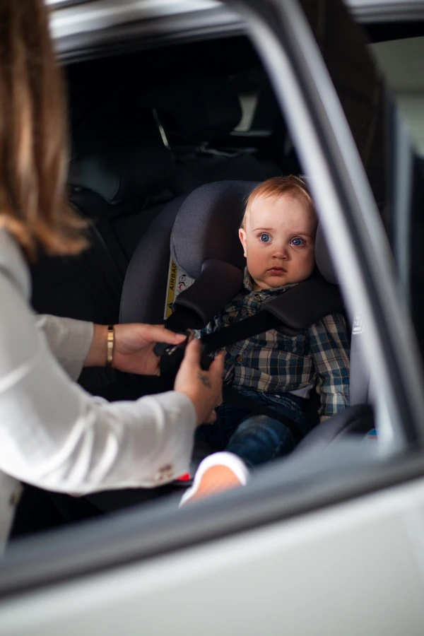 Ding Cruz Dark Grey 360° Isofix Autostoel 0-36kg DI-101920 Ding Cruz Dark Grey 360° Isofix Autostoel 0-36kg DI-101920 -babybenodigdheden di 101919 lifestyle 02a 1