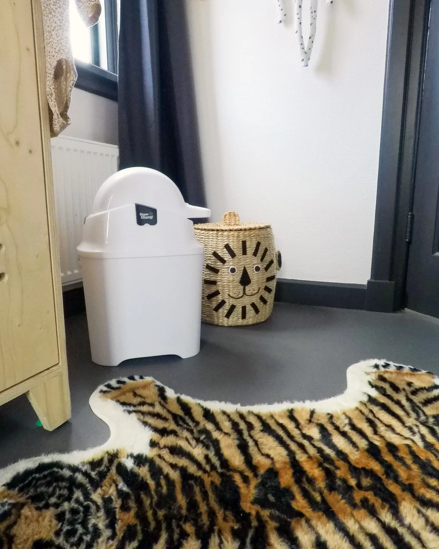 DiaperChamp ONE Safari Ocre Luieremmer 2130 DiaperChamp ONE Safari Ocre Luieremmer 2130 -babybenodigdheden diaperchamp one black white luieremmer 2132 1 2 2