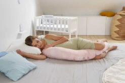 Doomoo Buddy Misty Pink Voedingskussen B61 4 Doomoo Buddy Misty Pink Voedingskussen B61 -babybenodigdheden doomoo buddy misty pink voedingskussen b61 2