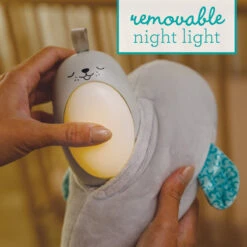 Infantino 3-in-1 Sounds & Lights Soothing Zeehond Nachtlampje BK-302032 4 Infantino 3-in-1 Sounds & Lights Soothing Zeehond Nachtlampje BK-302032 -babybenodigdheden infantino 3 in 1 sounds lights soothing zeehond nachtlampje bk 302032 6
