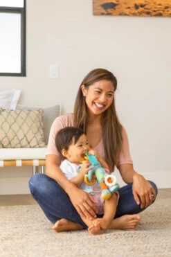 Infantino Go Gaga Playtime Pal Olifant Buggyspeeltje BK-216553 5 Infantino Go Gaga Playtime Pal Olifant Buggyspeeltje BK-216553 -babybenodigdheden infantino go gaga playtime pal olifant buggyspeeltje 4