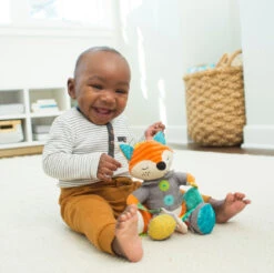 Infantino Go Gaga Playtime Pal Vos Buggyspeeltje BK-216311 -babybenodigdheden infantino go gaga playtime pal vos buggyspeeltje bk 216311 meer sfeer