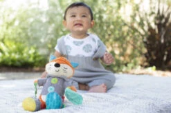 Infantino Go Gaga Playtime Pal Vos Buggyspeeltje BK-216311 -babybenodigdheden infantino go gaga playtime pal vos buggyspeeltje bk 216311 sfeer