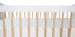 MamaLoes Ledikant Karolina Wit/Naturel 60 X 120 Cm 4 MamaLoes Ledikant Karolina Wit/Naturel 60 X 120 Cm -babybenodigdheden ledikant karolina wit naturel03