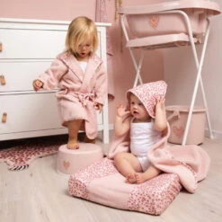 Bébé-jou Bebe-Jou Leopard Pink Badcape 3010123 -babybenodigdheden leopard pink mood 51