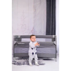 Lorelli Up And Down Fog Beige Flying Friends Campingbedje Incl. Bodemverhoger 1008006-2371 -babybenodigdheden lorelli up and down campingbedje incl. bodemverhoger sfeer 2 1