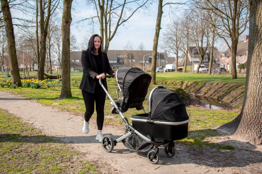 Ding Amigo Black/Rose Tandem Duowagen DI-191706 Ding Amigo Black/Rose Tandem Duowagen DI-191706 -babybenodigdheden mamaloes di 191704 ding tandem stroller amigo lifestyle 01 1