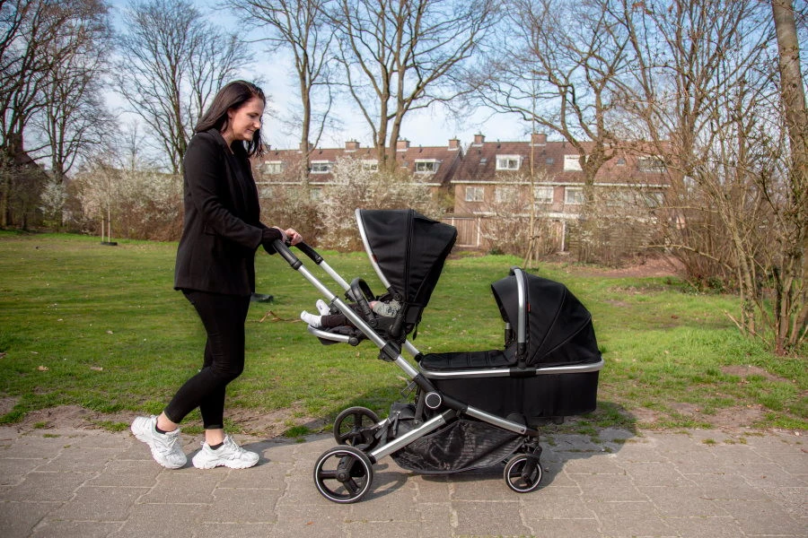 Ding Amigo Black/Silver Tweeling Kinderwagen incl. 2 Autostoelen DI-191710 Ding Amigo Black/Silver Tweeling Kinderwagen Incl. 2 Autostoelen DI-191710 -babybenodigdheden mamaloes di 191704 ding tandem stroller amigo lifestyle 06 2 1