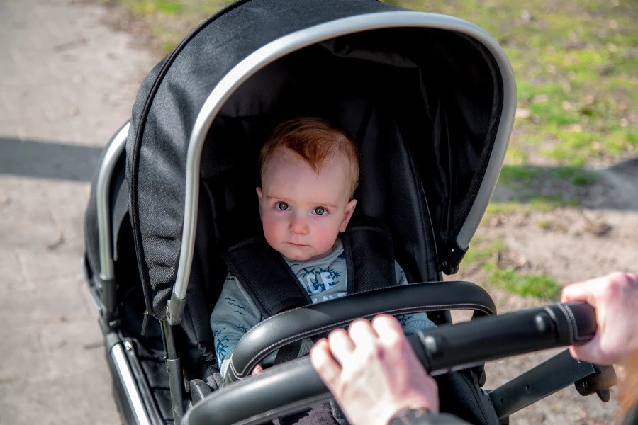 Ding Amigo Black/Silver Tandem Duowagen DI-191704 Ding Amigo Black/Silver Tandem Duowagen DI-191704 -babybenodigdheden mamaloes di 191704 ding tandem stroller amigo lifestyle 07