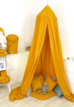 MamaLoes Amy Pure Okergeel Klamboe 80076 4 MamaLoes Amy Pure Okergeel Klamboe 80076 -babybenodigdheden mamaloes amy pure okergeel klamboe 80076