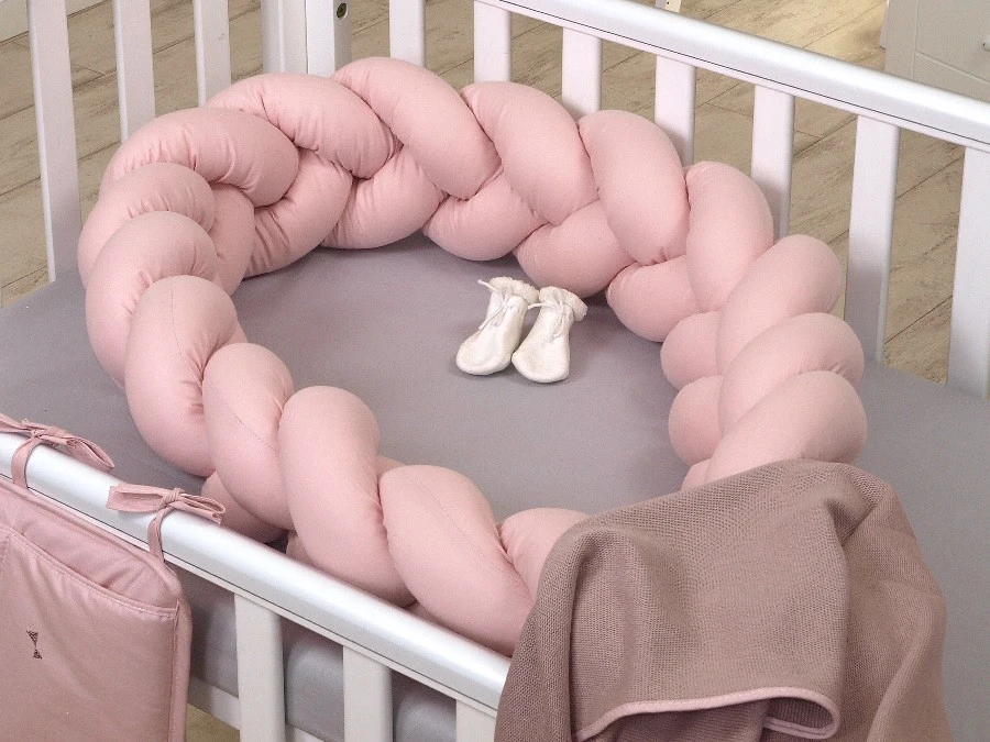 MamaLoes Amy Pure Roze 210 cm Braided Bedbumper 80074 MamaLoes Amy Pure Roze 210 Cm Braided Bedbumper 80074 -babybenodigdheden mamaloes amy pure roze 210 cm braided bedbumper 80074 2