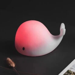 Eco Toys Dolfijn Oplaadbaar Nachtlampje HC500241 4 Eco Toys Dolfijn Oplaadbaar Nachtlampje HC500241 -babybenodigdheden mamaloes eco toys dolfijn kleuren nachtlampje hc500241 3