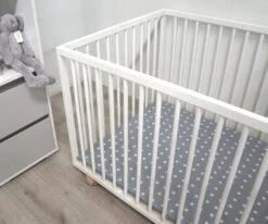 MamaLoes Grey/White Stars Boxdek W-388571 -babybenodigdheden mamaloes grey white stars boxdek w 388571