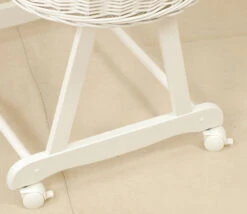 MamaLoes Rotan Wit Baby Wiegje 66755 3 MamaLoes Rotan Wit Baby Wiegje 66755 -babybenodigdheden mamaloes rotan wit baby wiegje 3