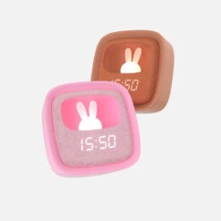 MOB Billy Chocolate Klok En Nachtlampje BILLY-CHOC-01 -babybenodigdheden mob billy chocolate klok en nachtlampje billy sfeer 1